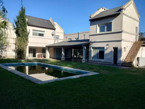 Casa 7 ambientes con 4 baños