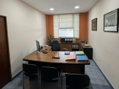 Oficina 8 ambientes con 3 baños