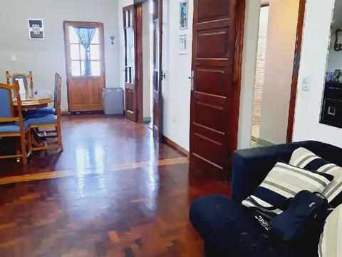 AMPLIA CASA SOBRE LOTE PROPIO HECHA A NUEVO CON PATIO,TERRAZA Y POSIBLE GARAGE