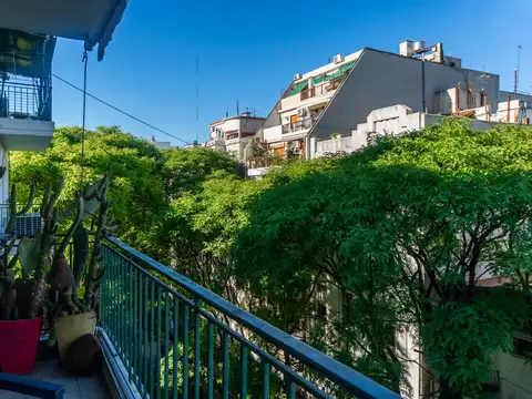 Semi piso al frente con balcon corrido,  4 ambientes con dependencia de servicio, palier privado, y Baulera