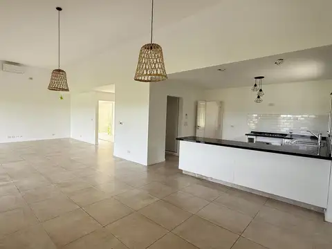 Casa 4 ambientes con 2 baños