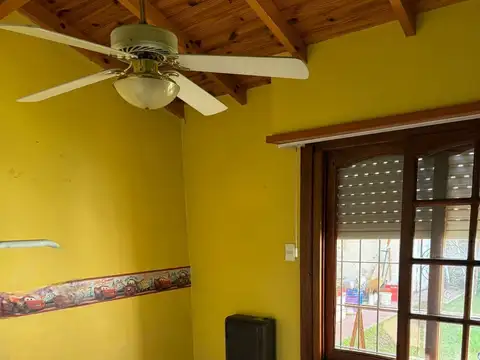CHALET DE 3 DORMITORIOS, 2 BAÑOS, JARDIN, QUINCHO, PARRILLA.