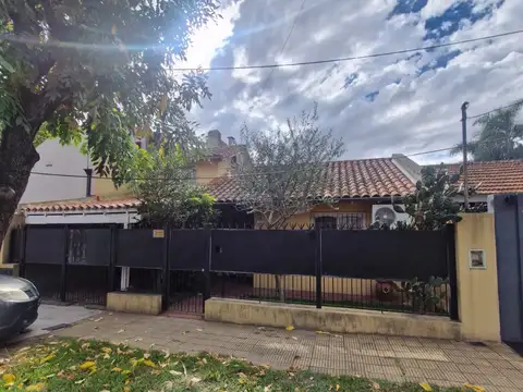CHALET DE 3 DORMITORIOS, 2 BAÑOS, JARDIN, QUINCHO, PARRILLA.