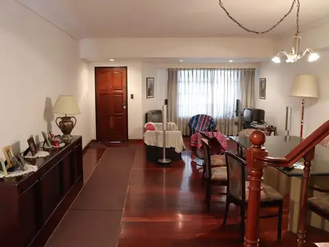 Casa 6 ambientes con 2 baños