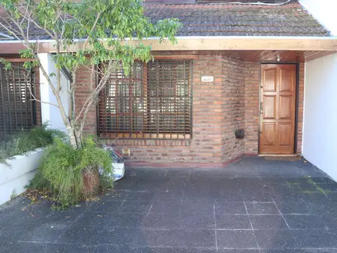 Carlos Gardel al 2800 entre Juan B Justo y Ayacucho