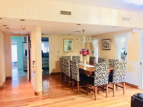 Casa 5 ambientes con 4 baños