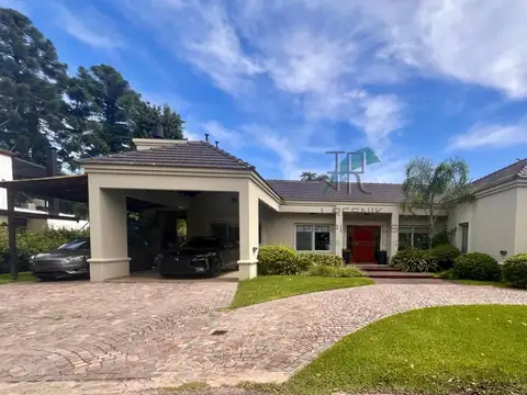 EXCELENTE CASA EN UNA PLANTA SOBRE DOS LOTES