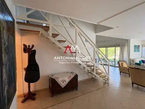 Casa en Alquiler con 2 cocheras