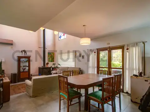 Casa en venta en Villa Castells 4 dormitorios con parque y cochera