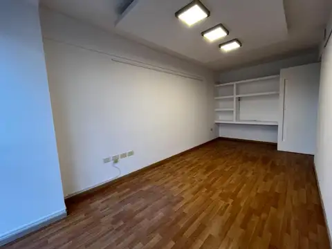 Oficina 4 ambientes con 1 baño