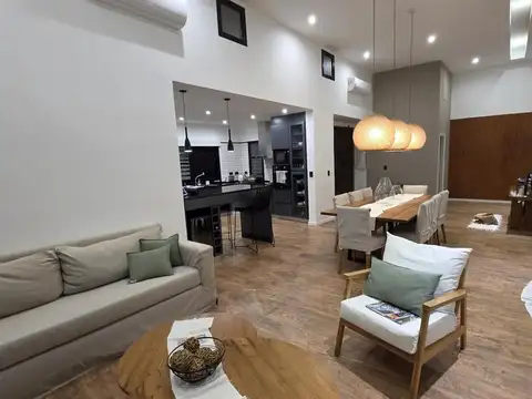 Casa en venta - 3 Dormitorios 4 Baños - San Vicente