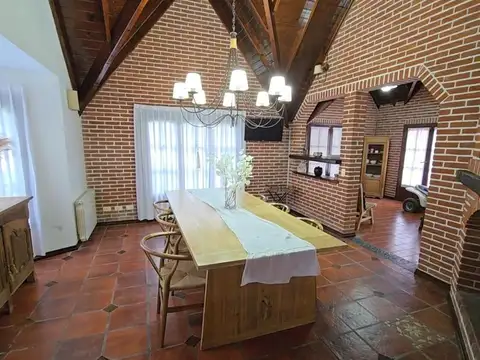 Casa 5 ambientes con 4 baños