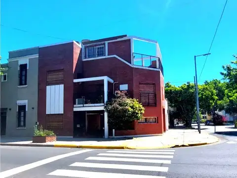 Venta - Liniers - Casa en esquina con terraza y parrilla- APTO CREDITO HIPOTECARIO