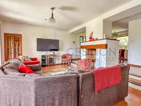 Casa en Venta con 4 cocheras