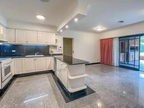 Casa 8 ambientes con 4 baños