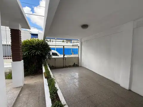 Casa en Alquiler con 1 cochera