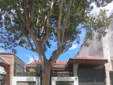 CASA AMPLIA, LUMINOSA UBICADO EN BARRIO LA LOMA, LA PLATA