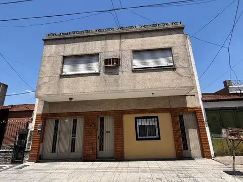 Casa - Lote propio - Para 2 familias - Jardin - Pileta - Garage