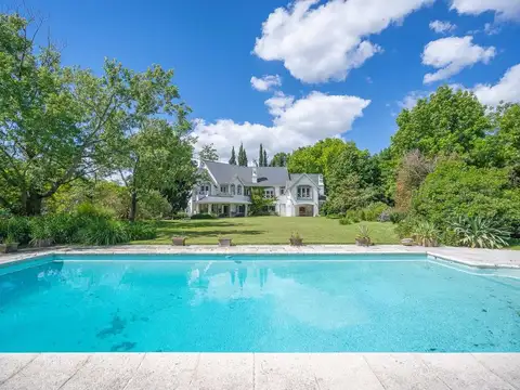 VENTA CASA 8 AMB TORTUGAS C.C. LOTE 2.450 MTS 