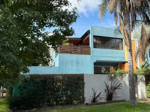 Impecable Casa 5 Ambientes en 3 Plantas con Master Suite, Playroom y Gran Terraza con Parrilla