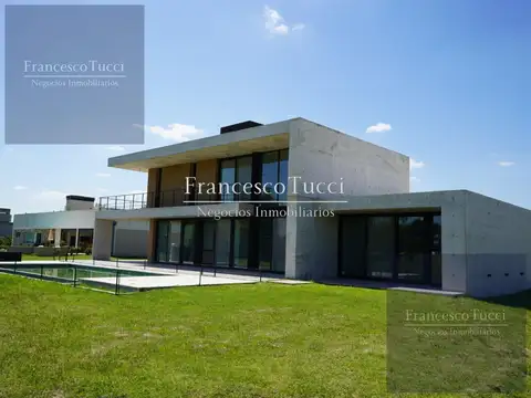 Casa en venta 4 ambientes con fondo al golf y laguna Everlinks Golf & Country Club