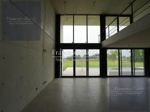 Casa en venta 4 ambientes con fondo al golf y laguna Everlinks Golf & Country Club