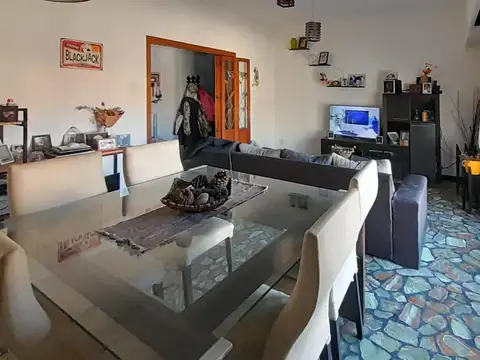 Casa de 3 dormitorios en planta alta  , Barrio España y Hospitales.