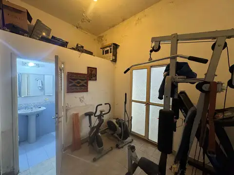Casa 6 ambientes con 2 baños