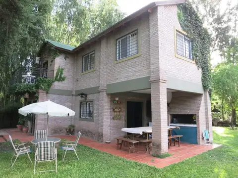 Hermosa Casa de 3 Dormitorios con Jardin y Pileta. En Funes.