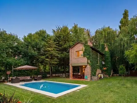 Hermosa Casa de 3 Dormitorios con Jardin y Pileta. En Funes.