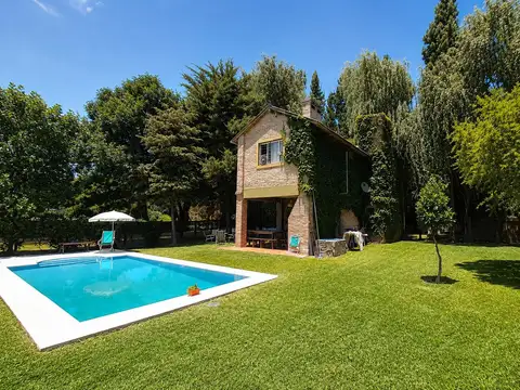 OPORTUNIDAD EN FUNES – CASA CON PILETA + LOTE AMPLIO