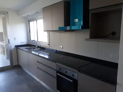 Casa en Alquiler con 2 cocheras