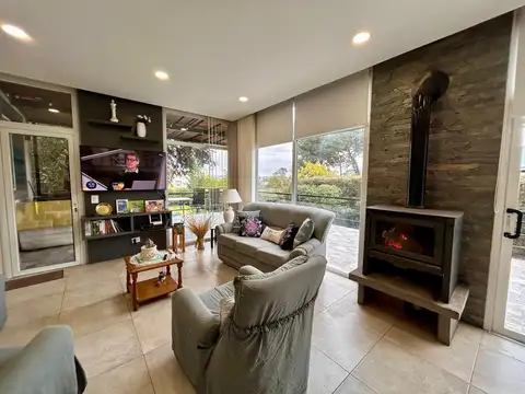 Casa en Venta con 2 cocheras