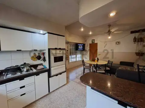 CASA EN VENTA 5 AMBIENTES SOBRE AMPLIO LOTE CON PILETA