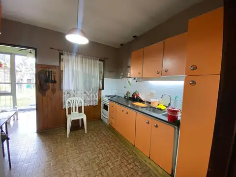 Casa 4 ambientes con 2 baños