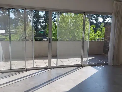OPORTUNIDAD. Impecable departamento tres ambientes con vista a la piscina