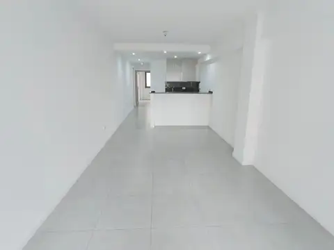 Excelentes 2 ambientes amplios al frente con balcón 3 años de antiguedad muy luminoso 5to piso apto profesional