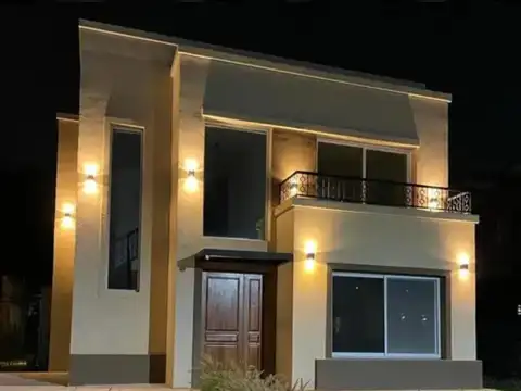 Casa 5 ambientes con 4 baños