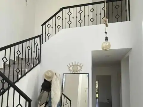 Casa en Venta con 3 cocheras