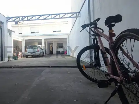 6 entre 84 y 85 2500, Piso 0