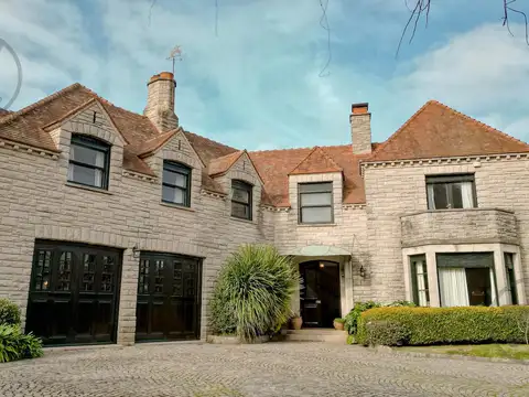 Casa 7 ambientes con 5 baños