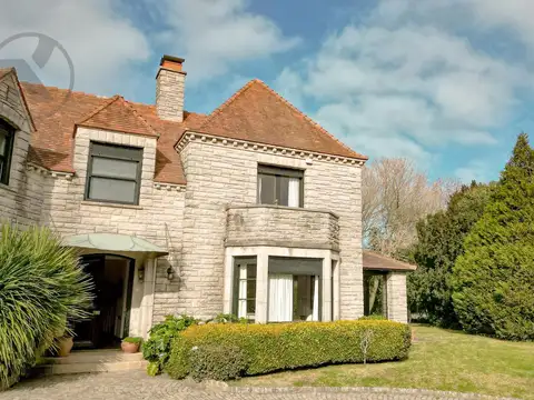 VENTA | RESIDENCIA | 7 AMBIENTES | LOS TRONCOS | 1700m² LOTE |