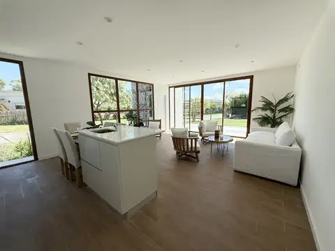 Casa 4 ambientes con 3 baños