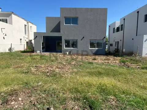 Casa en Venta en Pilar del Este - Santa Lucia, USD 198.000