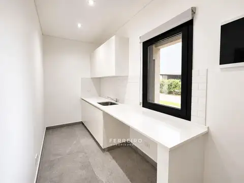 Casa en Venta con 3 cocheras
