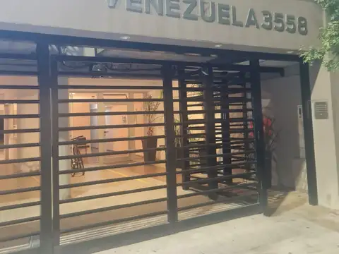 Monoambiente con cocina integrada y balcon