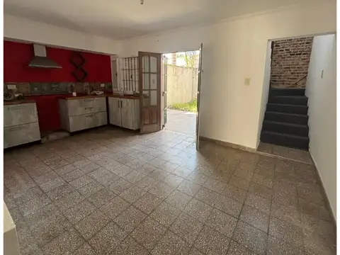 Casa 6 ambientes con 2 baños
