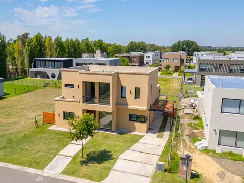 Casa en Venta con 3 cocheras