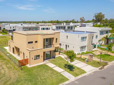 Casa 5 ambientes con 4 baños