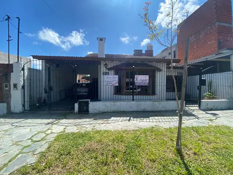 Casa amplia de una planta con altillo